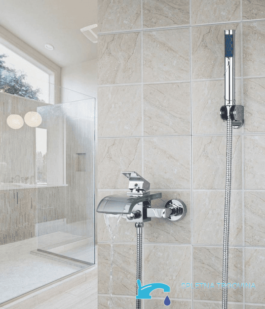 Wannenarmatur EYN SAK4783 zur Wandmontage mit Wasserfallauslauf in Chrom/Transparent und Silber/Hellgrün