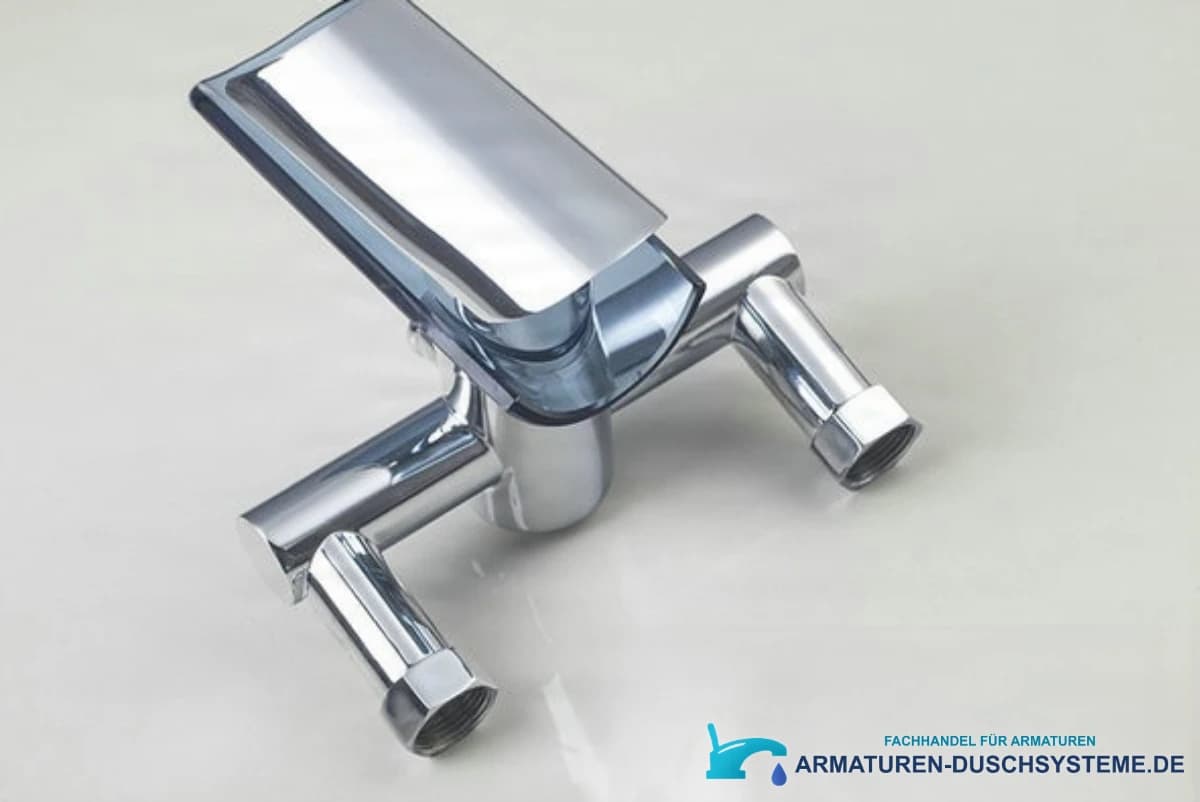 Wandarmatur für Badewanne mit Wasserfallauslauf SK5549 – Frontansicht mit breitem Auslauf