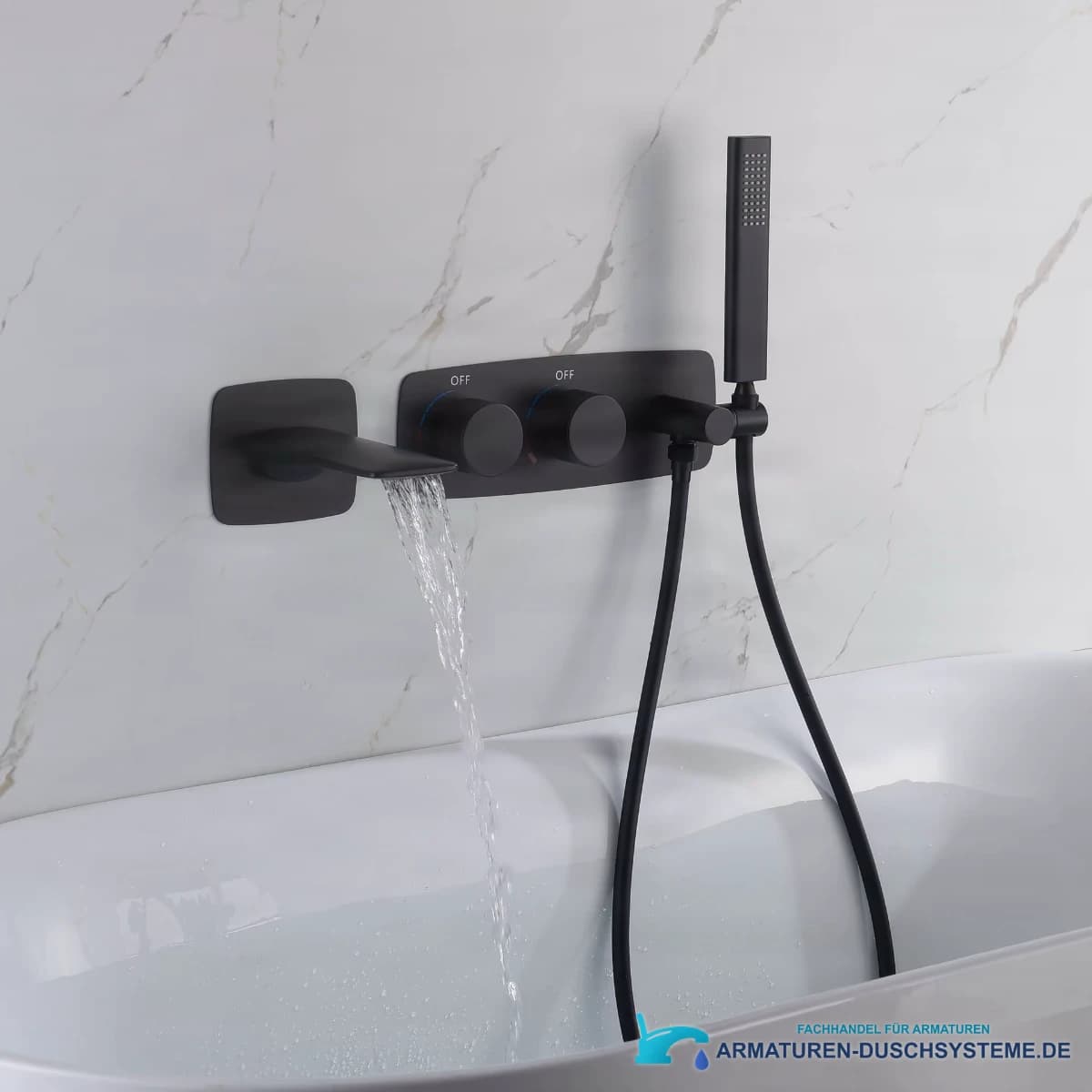All ELITE EDITION BSC1715 im Einsatz: schwarze Wannenarmatur mit rechteckiger Handbrause