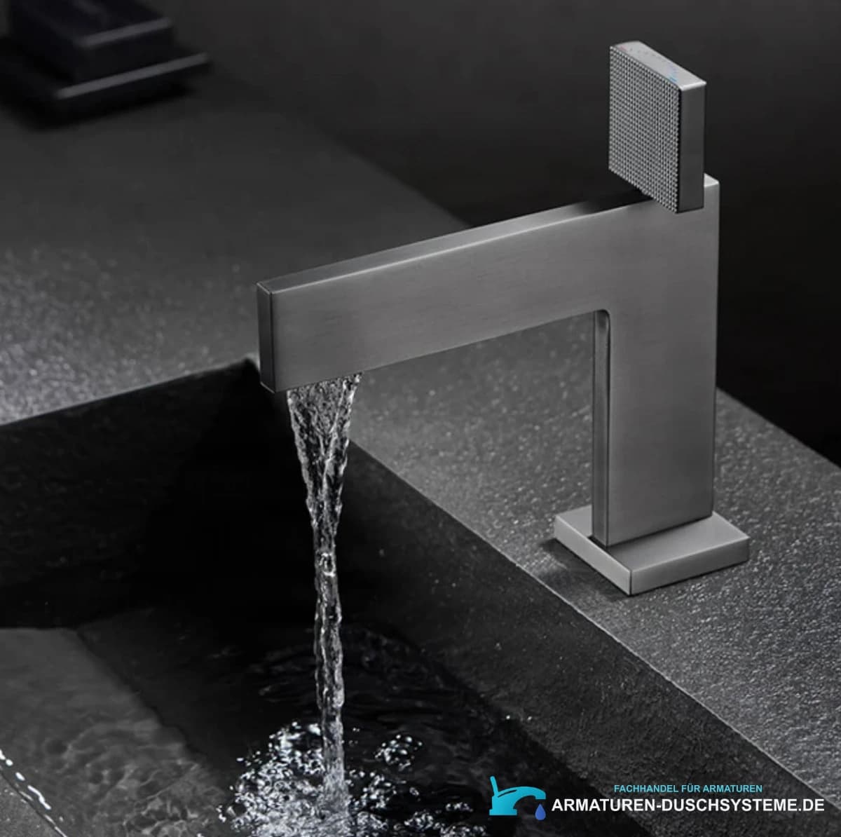Luxus-Badarmatur ELITE EDITION BS1420 im Einsatz mit breitem Wasserstrahl
