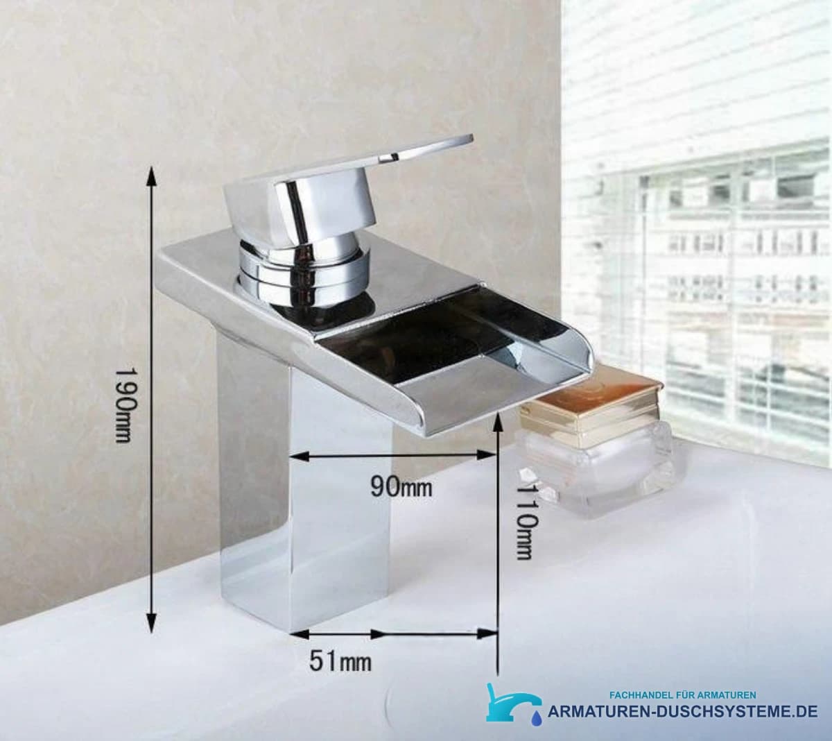 Maßgrafik der Wasserfall-Waschtischarmatur EYN206 mit 190 mm Höhe und 90 mm Ausladung