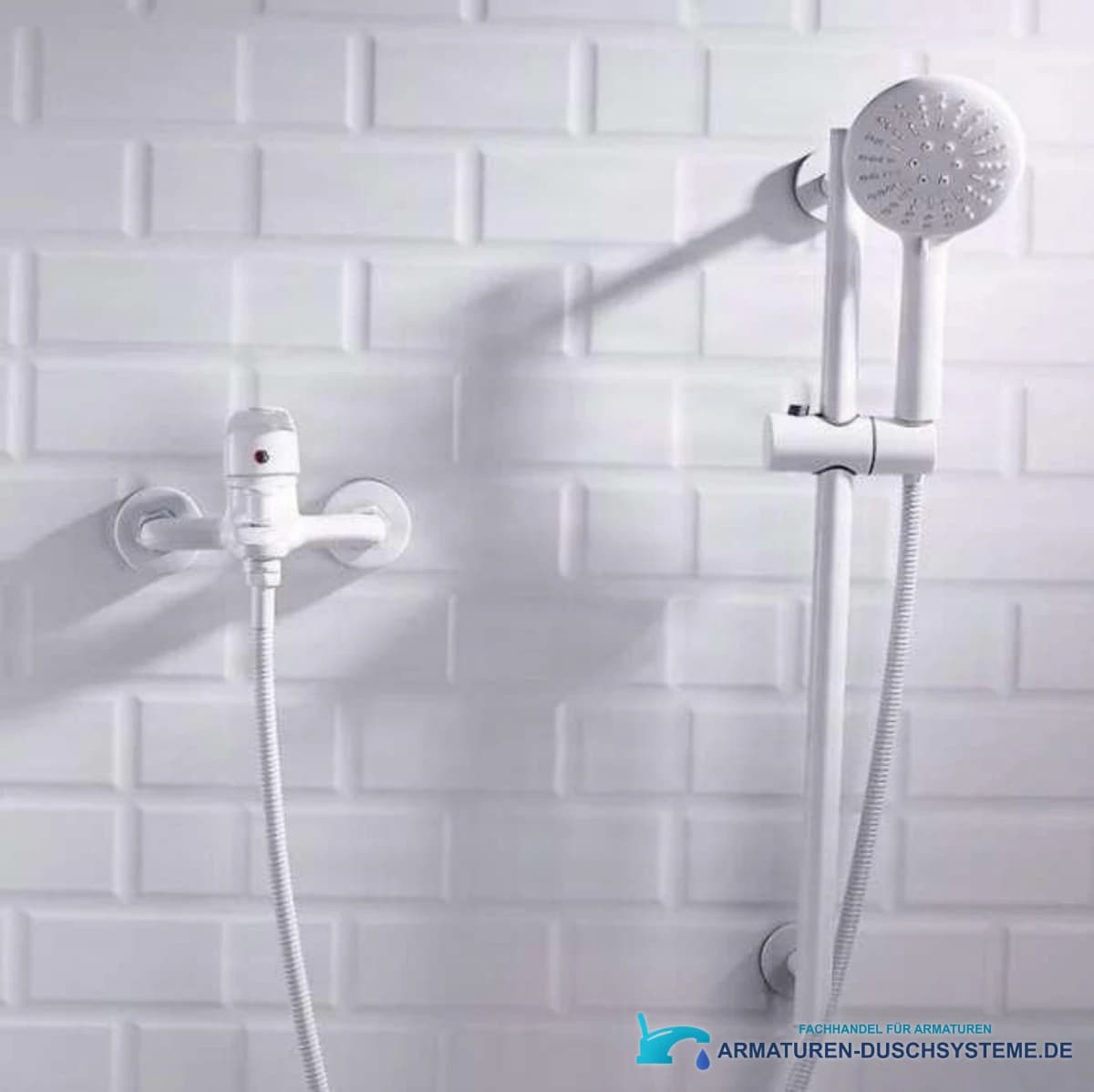 Weiße Badewannenarmatur BKP1457 im Bad mit Brausestange und Handbrause