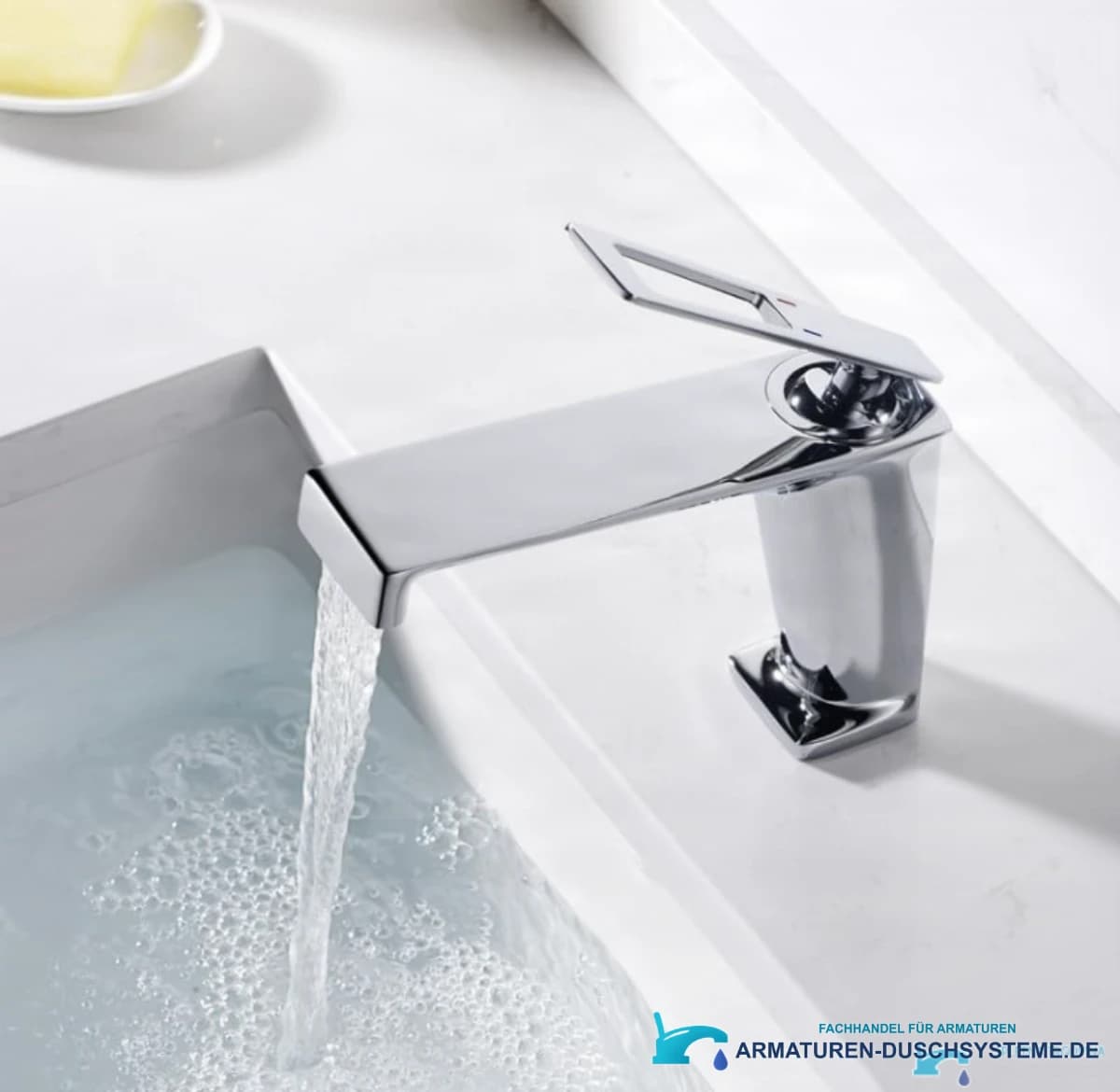 Waschtischarmatur BBS1257 in Gebrauch an einem weißen Waschbecken mit breitem Wasserfallstrahl