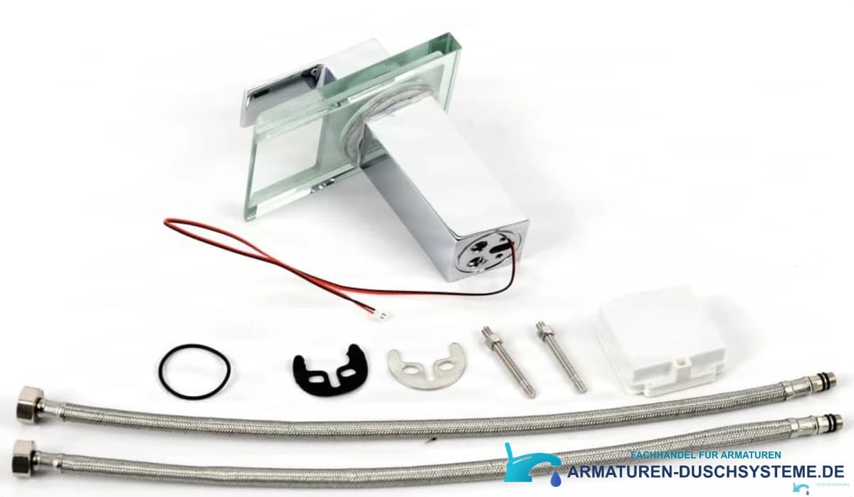 LED-Badarmatur EYN xl8002 – Komplettansicht mit Anschlussschläuchen und Montagesatz